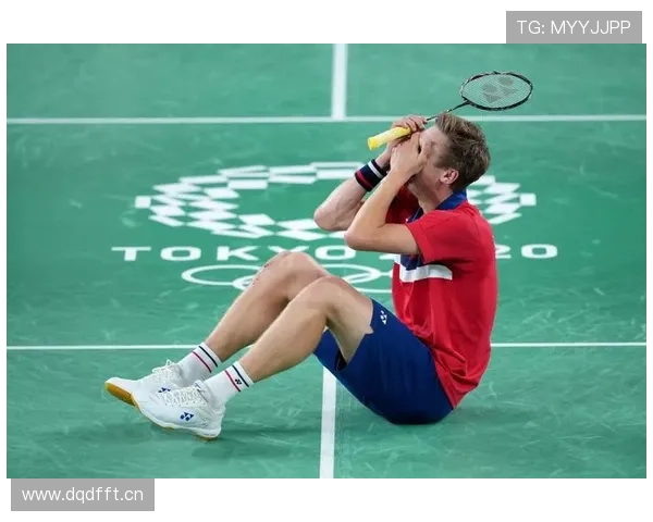 刷到维克托·阿萨尔森的家居照，我直接想去当他试衣师——衣帽间比我整栋楼还体面